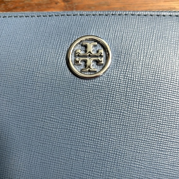 Beautiful Tory Burch blue zippered wallet. Excellent condition - Picture 2 of 6
